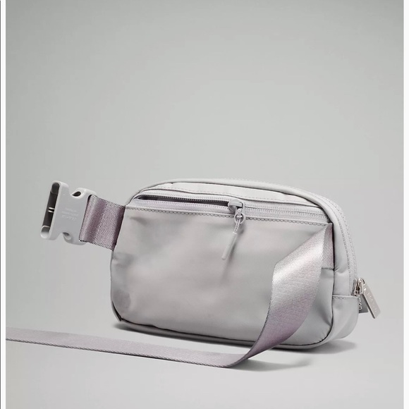 Lululemon Everywhere Belt Bag in Silver Drop colour 🐚 - Picture 3 of 3